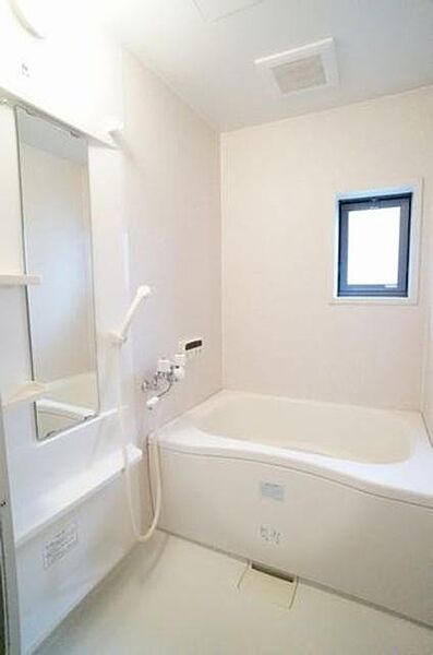 画像9:◆浴室◇　換気と採光を考慮した小窓があって明るく清潔感あるバスルームは、沸かし直しができて経済的な追焚給湯機能付き♪
