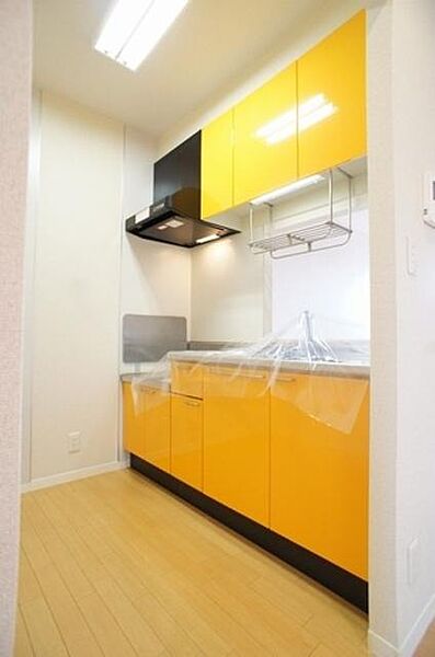 画像6:鮮やかなオレンジのパネルがポップな印象で、明るい雰囲気のキッチンは、人気の対面カウンター式♪