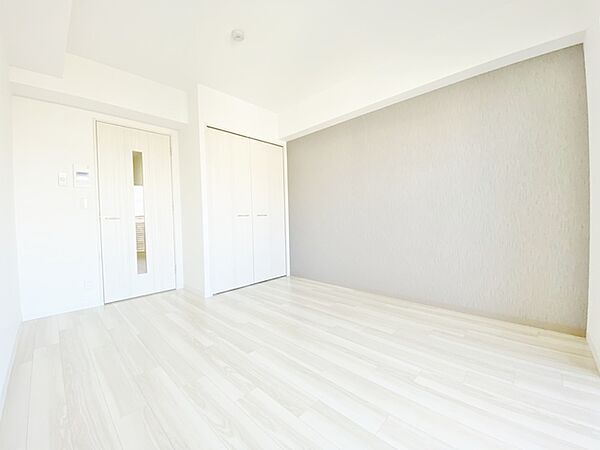 画像6:ホワイト×グレーのカラーコーデされたお部屋