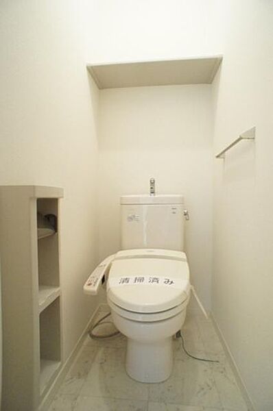 その他画像：トイレはもちろん暖房機能付洗浄便器です！トイレの上部には空間を利用し、トイレットペーパー等をストックできる棚が付いています♪