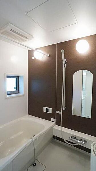 画像11:【浴室】1日の終わりは清潔感のある快適な空間で、ゆっくりと疲れを癒してください♪24時間換気システム、追焚給湯機能付です！アクセントパネルがとてもお洒落ですよ！