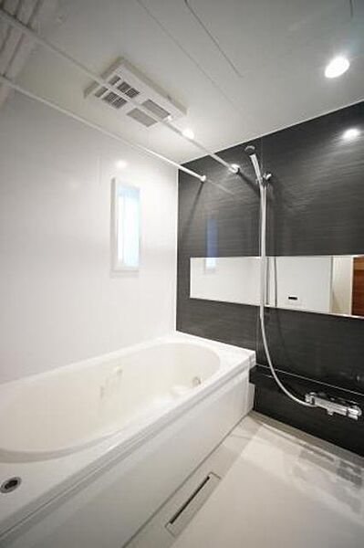画像8:【バスルーム】160ｃｍ×180ｃｍのゆったりバスルーム。足を伸ばしてお寛ぎ頂ける浴槽です。浴室暖房換気乾燥付き。サーモスタット水栓、スライドシャワーバー、ボタン式排水栓など快適装備も充実。