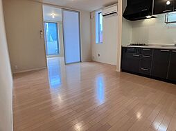 メゾン・パイン・ツリー 203 2階1LDKのリビング/ダイニング