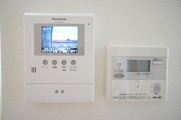 画像16:■モニターフォン■　お部屋にいながら来訪者の顔を見て話ができるモニター付きインターフォンで防犯面も安心♪