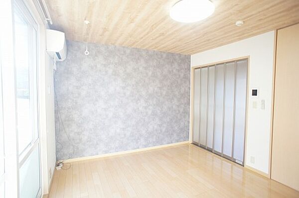 画像12:【洋室】天井と壁の色を変えたアクセントクロスがおしゃれな洋室です！
