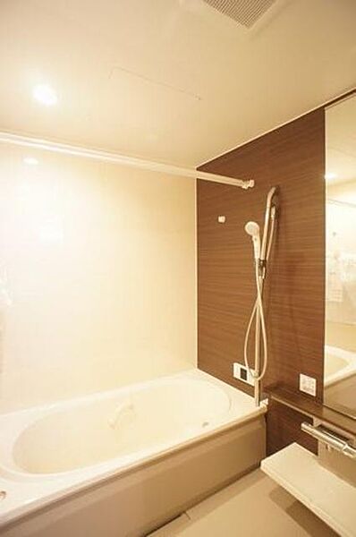 画像13:■浴室■　上下に調節が可能なスライドバーが付いております。また、壁一面に広がったミラーが付いております。また、温度調節可能なサーモスタット式水栓もおすすめです。