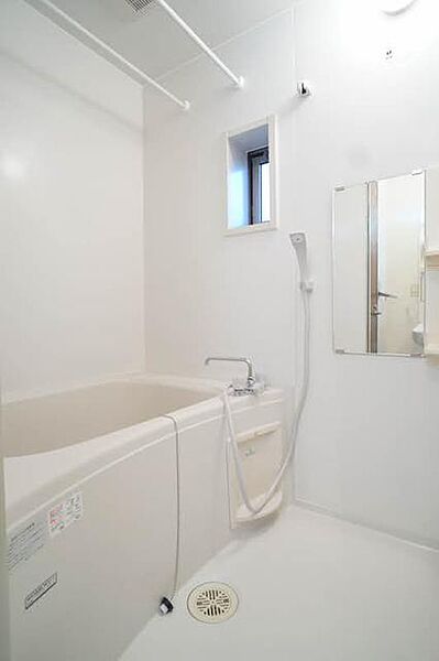 画像14:浴室は浴室乾燥機付きです♪小窓があり、換気につかえます♪