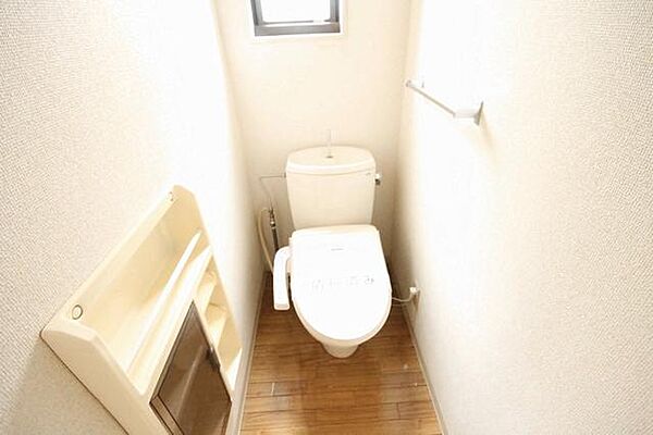 画像12:トイレの便座は暖房・洗浄機能付です。