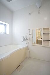 [その他] 浴室には小窓がありますので換気にも便利です。この浴槽で一日の疲れを取って下さい♪