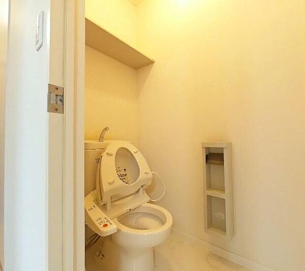 画像11:【トイレ】上部に棚があり、消耗品やホルダー付きで、便利ですね。