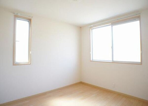 画像11:【北西居室】腰高窓でベッドが置きやすいですね！