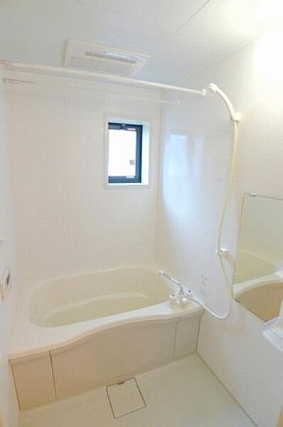 画像11:◎浴室◎雨の日に便利な浴室乾燥機★☆小窓があるので換気に良いですね★☆