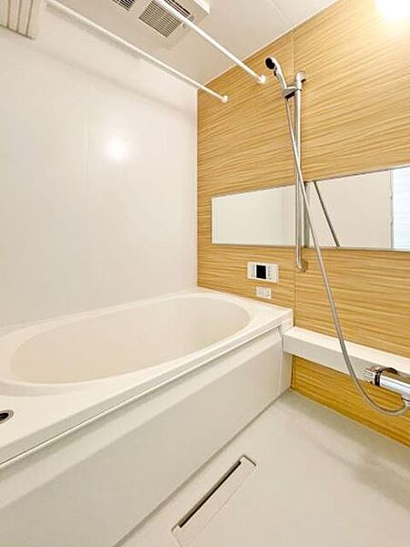 画像10:【UB】アクセント壁にはベージュ色でナチュラルな雰囲気で、ゆったりとバスタイムを過ごせます。洗い場もしっかり確保された、1318サイズの浴室です。