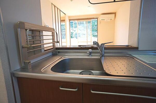画像7:★シンク左に「食洗器置台」が有ります。使わない場合は立てて、まな板立て・フキン掛けとして使えます。