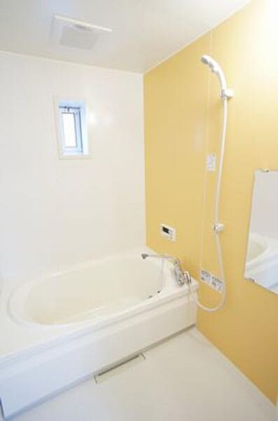 画像13:■浴室■1日の疲れを取るお風呂は壁の一面だけ色を変えてアクセントを付けています。沸かし直しができて経済的な追焚機能付き☆