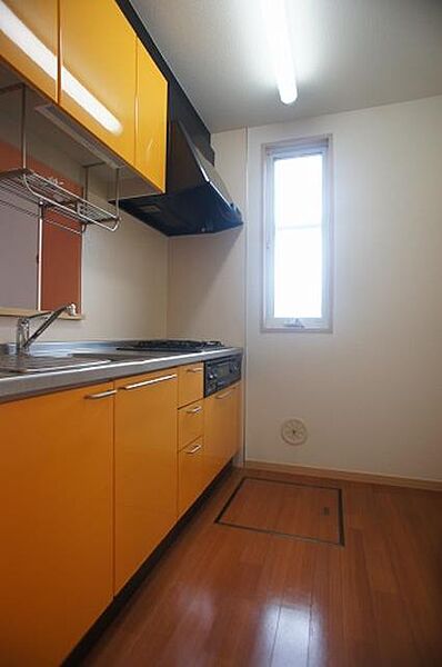 画像9:【キッチン】上下に分かれた戸棚があります！大型の換気扇も付いてます◎コンロ付