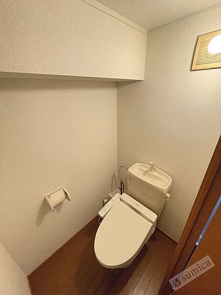 画像18:人気アイテムの温水洗浄便座。清潔感のあるトイレです。