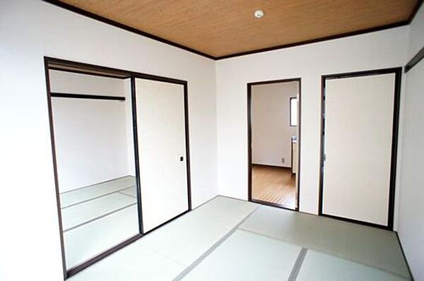 画像6:隣接する和室が襖で仕切られており、襖を開ければお部屋を広く使えます。
