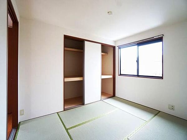 画像7:和室には中段・枕棚を配置した押し入れタイプの収納があります♪様々な収納計画にご活用ください☆