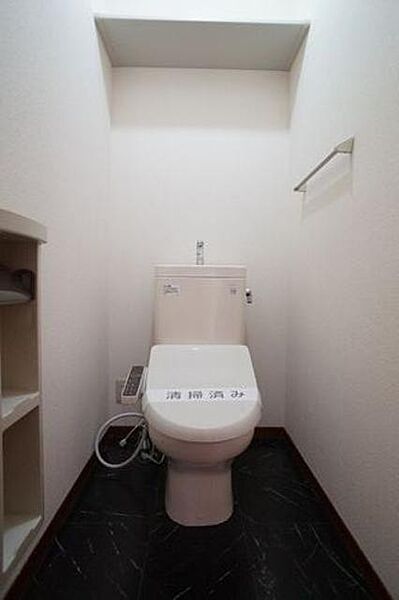 画像11:【トイレ】今や老若男女に必須アイテムの洗浄機能付暖房便座です！上部には空間を利用しトイレットペーパー等をストックできる棚が付いています♪