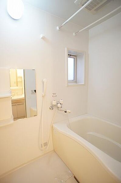 画像9:【浴室】1日の終わりは清潔感のある快適な空間で、ゆっくりと疲れを癒してください♪浴室暖房乾燥機も付いてます♪