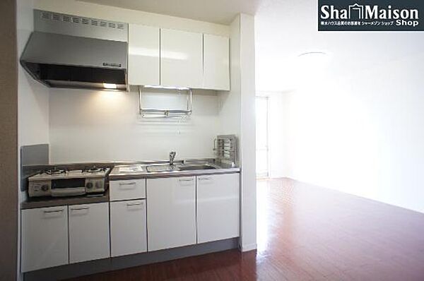 画像9:■キッチン■　ガスコンロを備えたキッチンは白を基調とし、清潔感に溢れています。