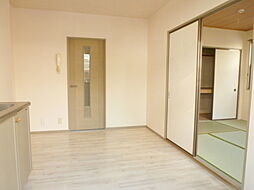 オイコス 参番館 1階2DKのリビング/ダイニング