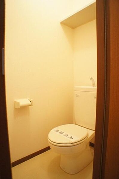 画像10:トイレの上部にはトイレットペーパー等が置ける棚がありますよ♪