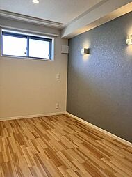 アクセントの照明がおしゃれな6帖の洋室です。