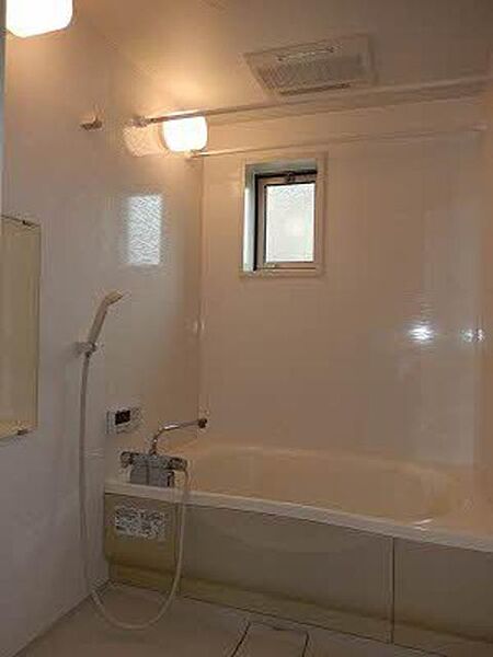 画像8:浴室乾燥機・窓付浴室です。