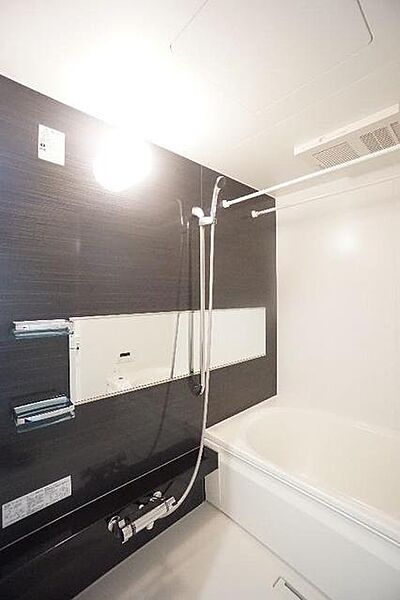 画像9:【浴室】アクセントパネルがオシャレな浴室　浴室換気乾燥暖房機設置、追い焚き機能、シャワースライド仕様、サーモスタット水栓
