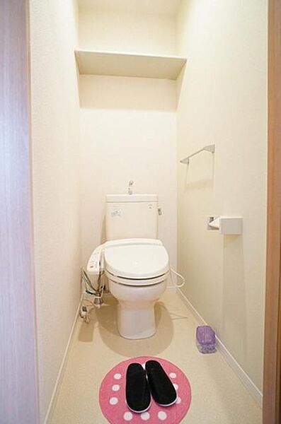 画像11:トイレは暖房・洗浄機能付き便座です♪上部に棚がある為、予備のトイレットペーパー等を置く事が出来ます！※備品は付きません。