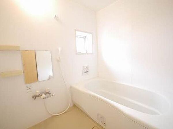 画像8:浴室は小窓があり明るい印象です。うれしい追い焚き機能付です。