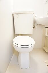 [トイレ] 白を基調とした空間で清潔感のあるトイレです♪