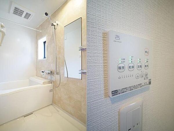 画像13:【バスルーム】ブロッコベージュのアクセントパネルが高級感と暖かみをもたらすバスルーム。追焚給湯だけでなく、乾燥・暖房・涼風機能付。