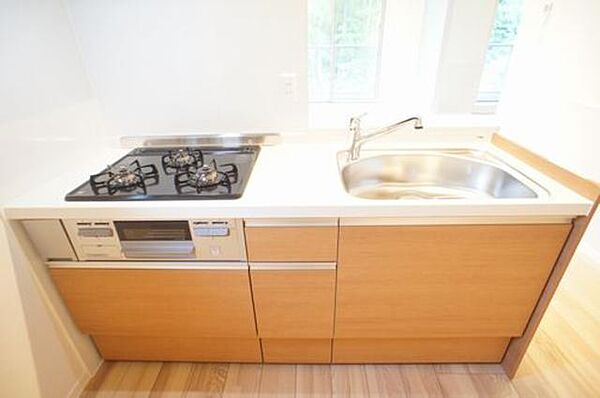 画像4:キッチンは3口コンロ、魚焼き機もついております！