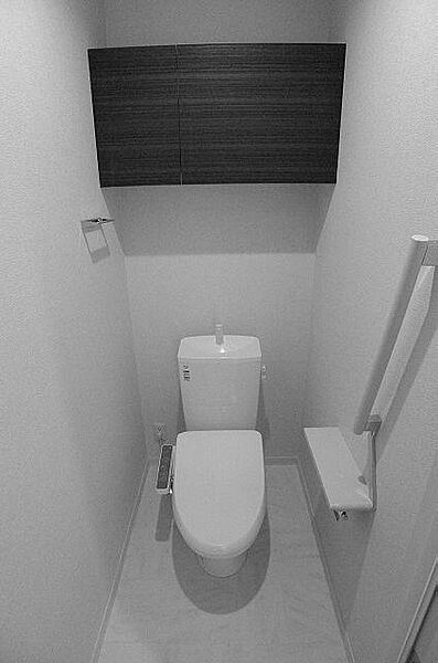 【トイレ】トイレには洗浄機能付き便座を設置！！ツールボックスや上部棚、タオルハンガーを設置しております♪
