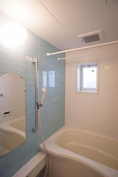 画像8:【浴室】1日の終わりは清潔感のある快適な空間で、ゆっくりと疲れを癒してください♪24時間換気システム、追焚給湯機能付です！アクセントパネルがとてもお洒落ですよ！