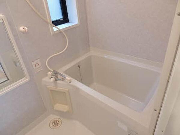 画像8:浴室にも窓が付いております☆換気扇と窓がございますので湿気対策にもなりそうですね☆