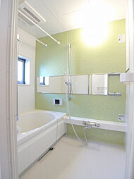 [その他] お風呂は大きめのサイズ仕様。浴室乾燥機付きで鏡も大きいです。