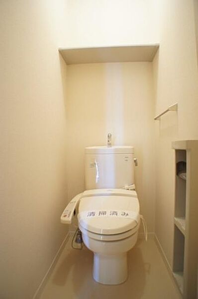 画像9:トイレはもちろん暖房機能付洗浄便器です！トイレの上部には空間を利用し、トイレットペーパー等をストックできる棚が付いています♪