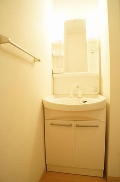 画像12:洗面スペースです◎洗面台はシャワーヘッド付きで洗髪も可能！棚付きなので化粧品も置けちゃいます♪