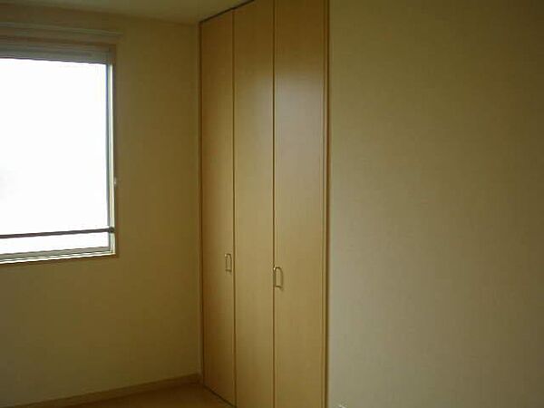 画像6:洋室クローゼット収納でお部屋はすっきり片付きます