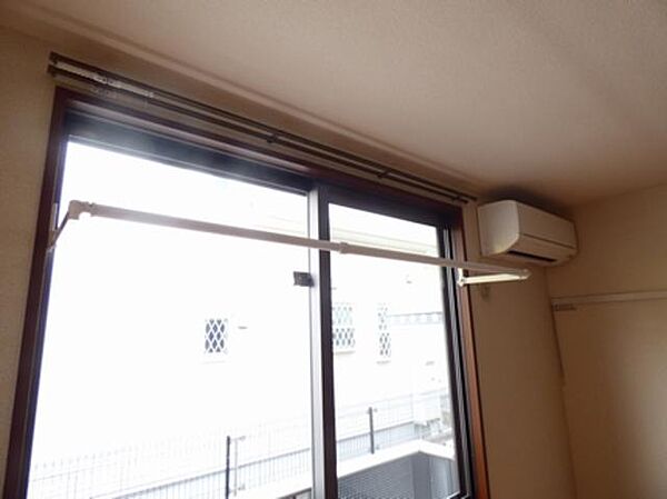 画像17:雨の日や風の日の洗濯に便利な室内物干し設備です。未使用時は窓枠に収納できます。