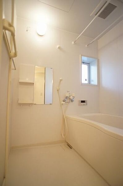 画像14:■浴室■1日の疲れを癒してくれる浴室は換気に嬉しい小窓付♪白を基調とした清潔感のある仕上がり♪