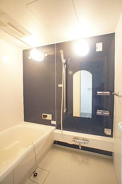 画像9:【浴室】1日の終わりは清潔感のある快適な空間で、ゆっくりと疲れを癒してください♪24時間換気システム、追焚給湯機能付です！アクセントパネルがとてもお洒落ですよ！なんと浴室暖房乾燥機もついてます！