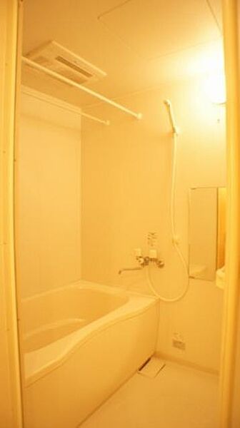 画像10:白を基調とした清潔感のある浴室です♪こちらには浴室乾燥機がございます！