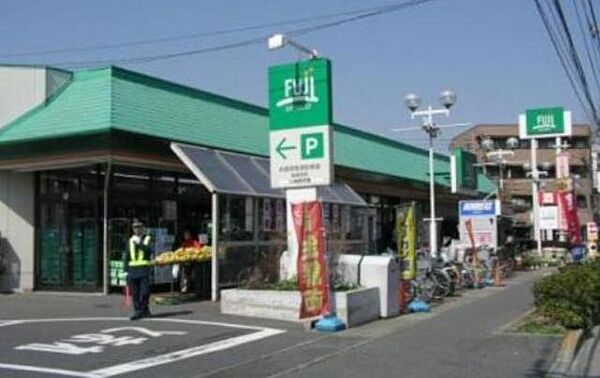 Fuji稲田堤店 300m