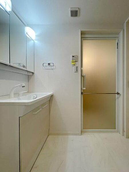 画像9:【洗面所】洗面所は玄関廊下から直に出入りできる便利な間取りです。