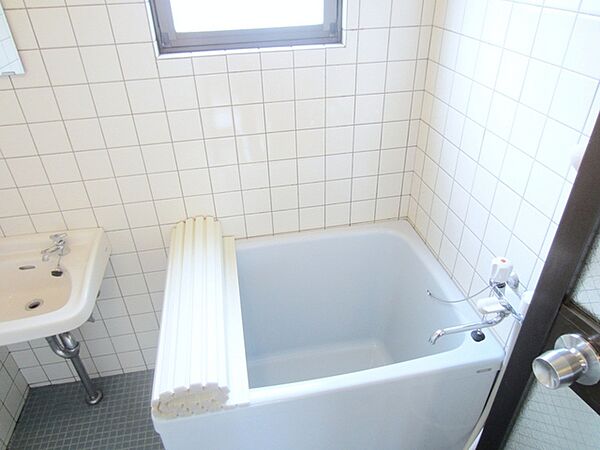 画像4:浴室に洗面スペースございます！窓付きの浴室です！